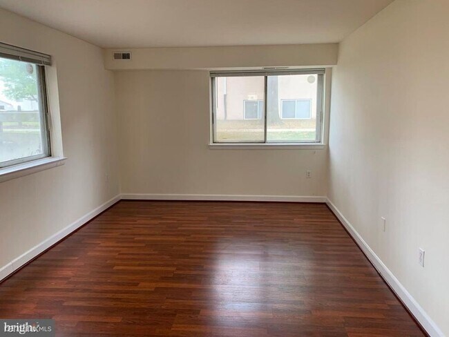 Foto del edificio - 11340 cherry hill rd