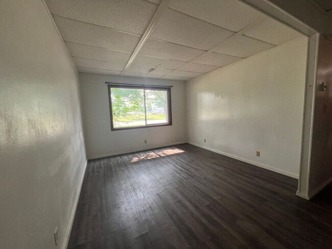 Building Photo - 2400 E 6th St
