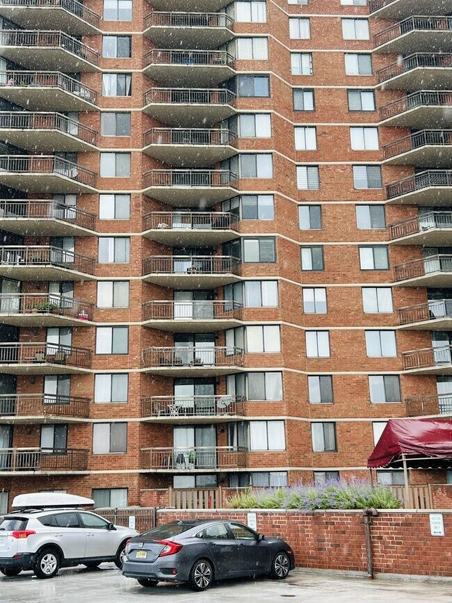 Foto del edificio - 1040 Harmon Cove Tower