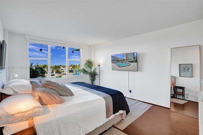 Building Photo - 5600 Collins Ave