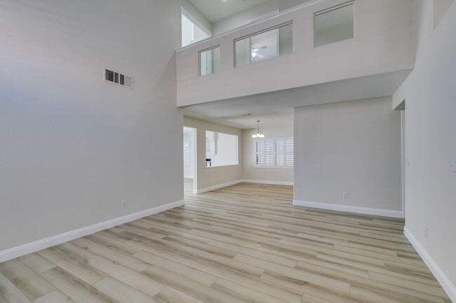 Foto del edificio - Beautiful 4-Bedroom Home Near Downtown Sum...