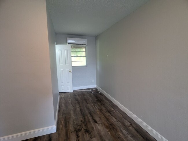 Foto del edificio - 16214 Wallace St