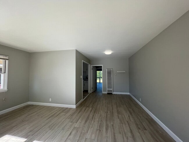 Building Photo - One Bedroom, Super Cute! Midtown duplex unit