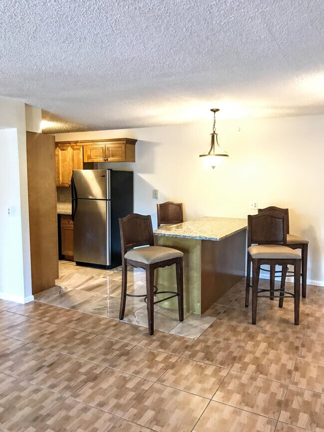 Foto del edificio - 715 Sunny Pine Way