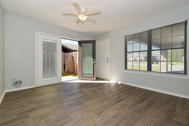 Building Photo - PEPERPORT.3913-3915