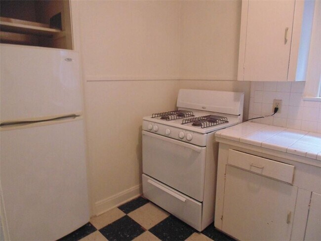 Building Photo - 912 W. 22nd 1/2 St. Unit G