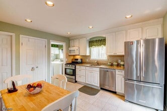 Building Photo - 4624 Bloomingdale Dr