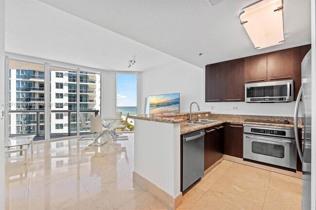 Foto del edificio - 6515 Collins Ave