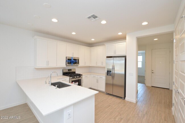 Building Photo - 2218 E Kelly Dr