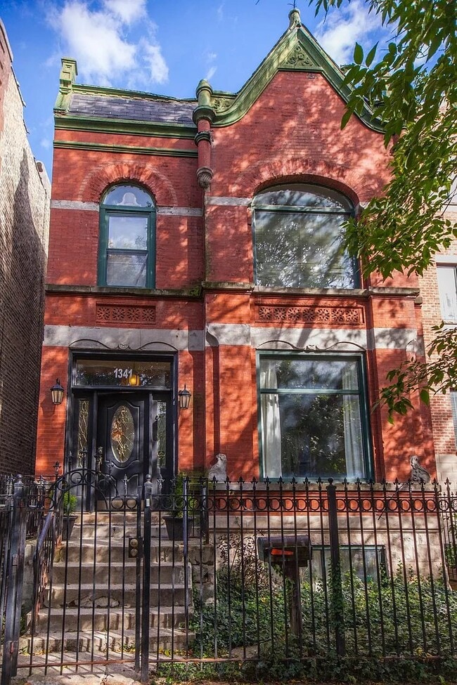 Building Photo - 1341 N Artesian Ave
