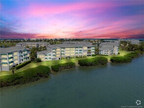 Building Photo - 164 NE Edgewater Dr