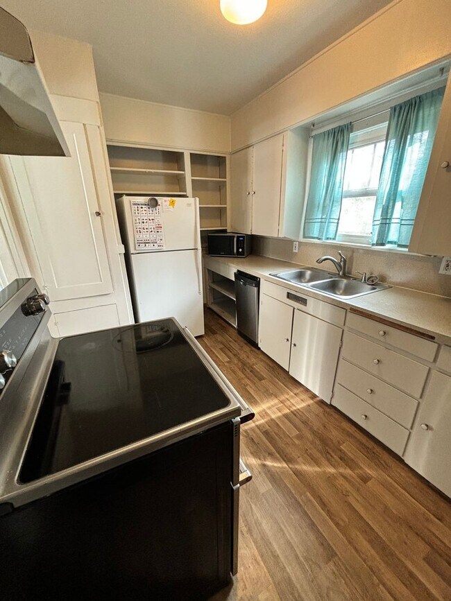 Foto del edificio - Craftsman Style House on Alberta available now