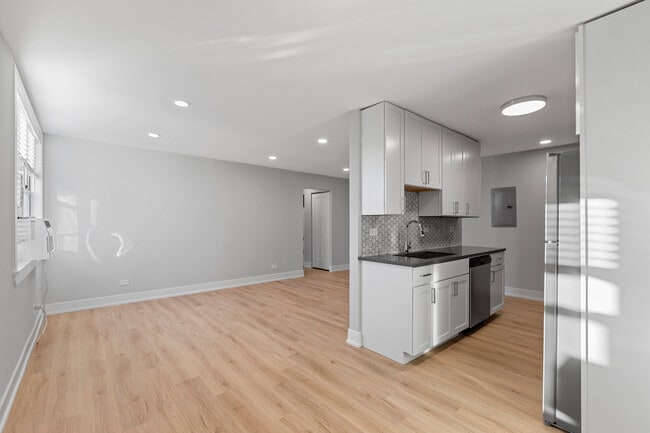 Building Photo - 815 W Buckingham Pl