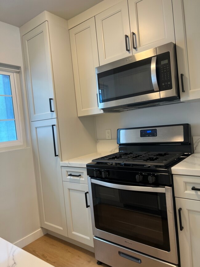 Building Photo - 2859 Leeward Ave
