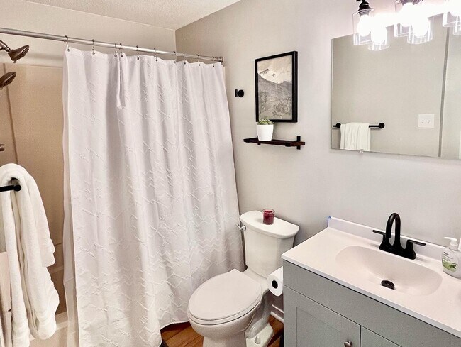 Full bathroom on second level - 475 King St