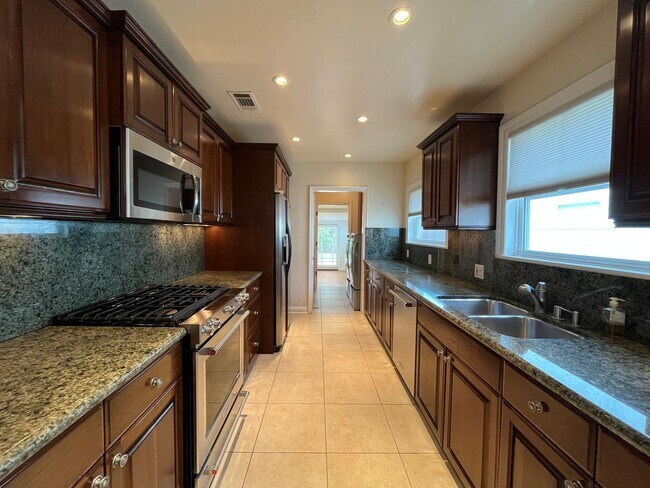 Building Photo - Upgraded Encino 3+1.5 w/bonus space + grea...
