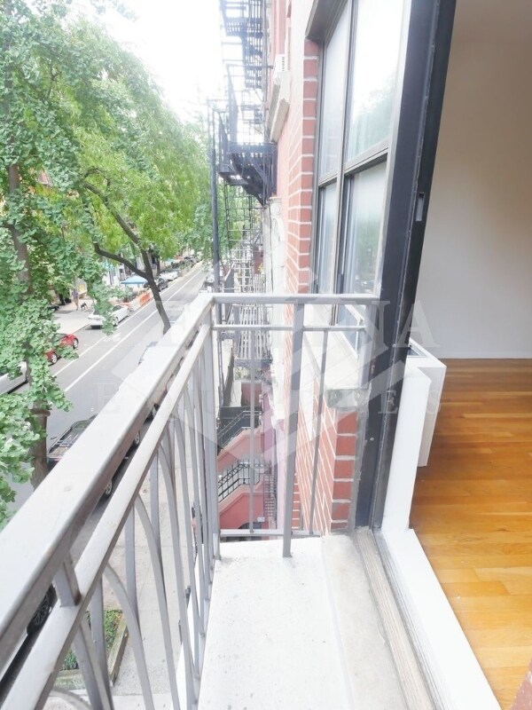 Building Photo - 253 E 10th St