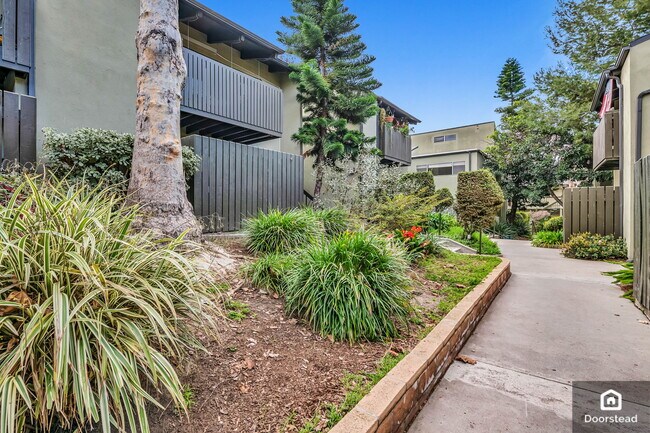 Foto del edificio - 4826 Hollow Corner Rd