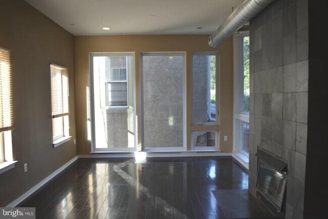 Building Photo - 3343 Conrad St