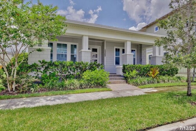 Foto del edificio - Gorgeous 3/2 Spacious Home with a Fenced Backyard and a Detached 2 Car Garage in the Desirable La...