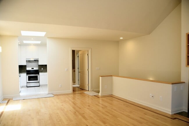 Building Photo - Remodeled 4BR/3BA Home Near Glen Park BART