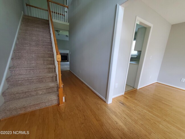 Building Photo - 301 Knoll Cir