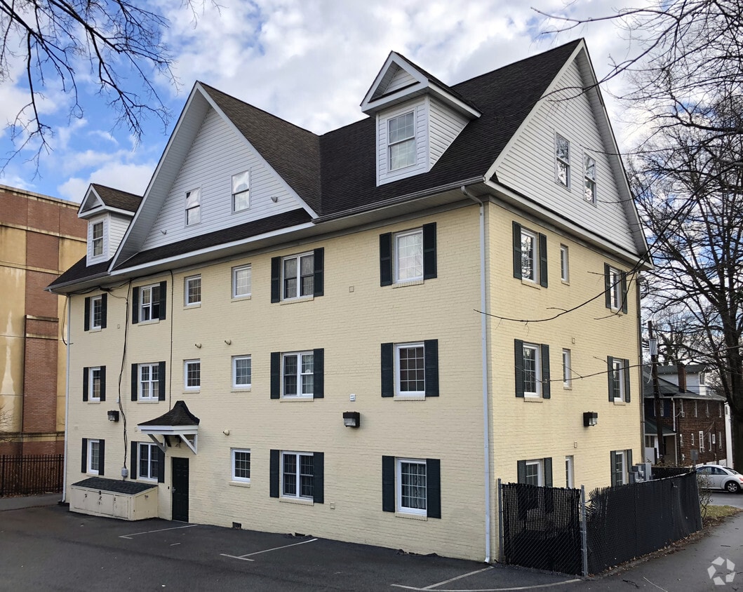 Building Photo - 7302 Yale Ave