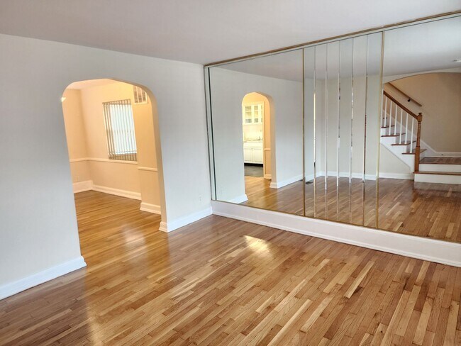 Building Photo - Welcome to this charming 3-bedroom, 1.5-ba...