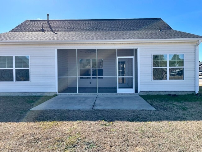 Building Photo - 3/2 with a great layout and new flooring o...