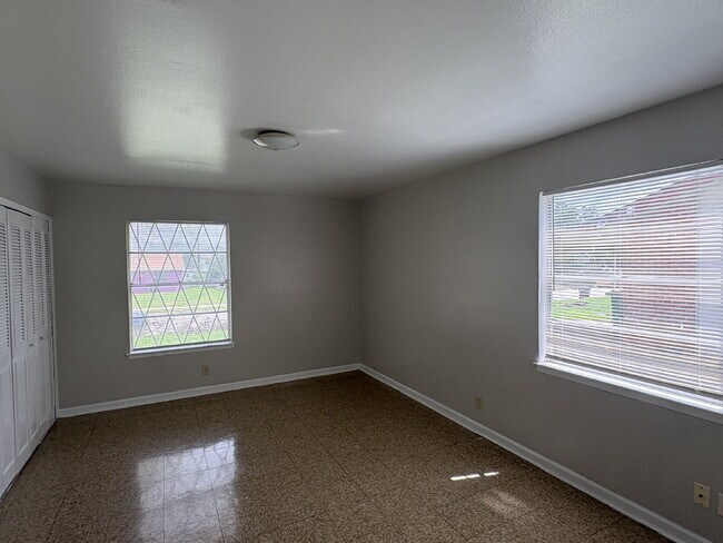 Building Photo - 3-Bed, 2-Bath Apple Valley Drive