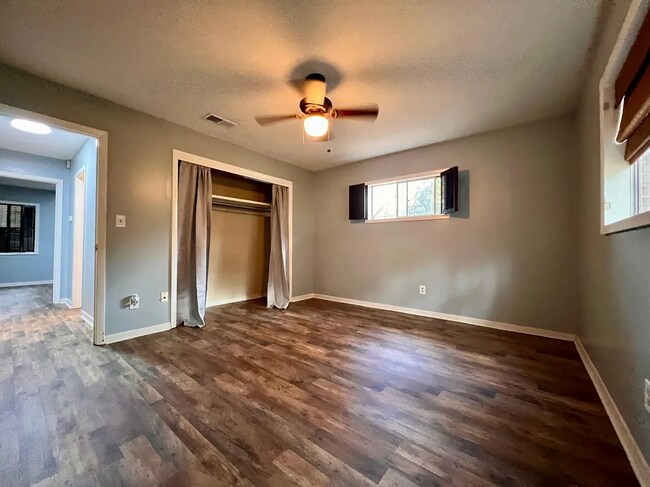 Building Photo - 4221/4223 Hawthorne Court