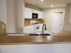 Building Photo - 3036 Walnut Springs Dr