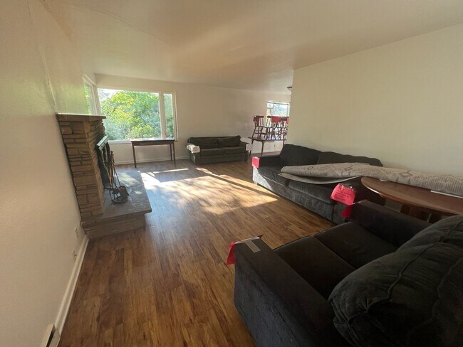 Foto del edificio - Spacious 5 Bedroom House East of Campus