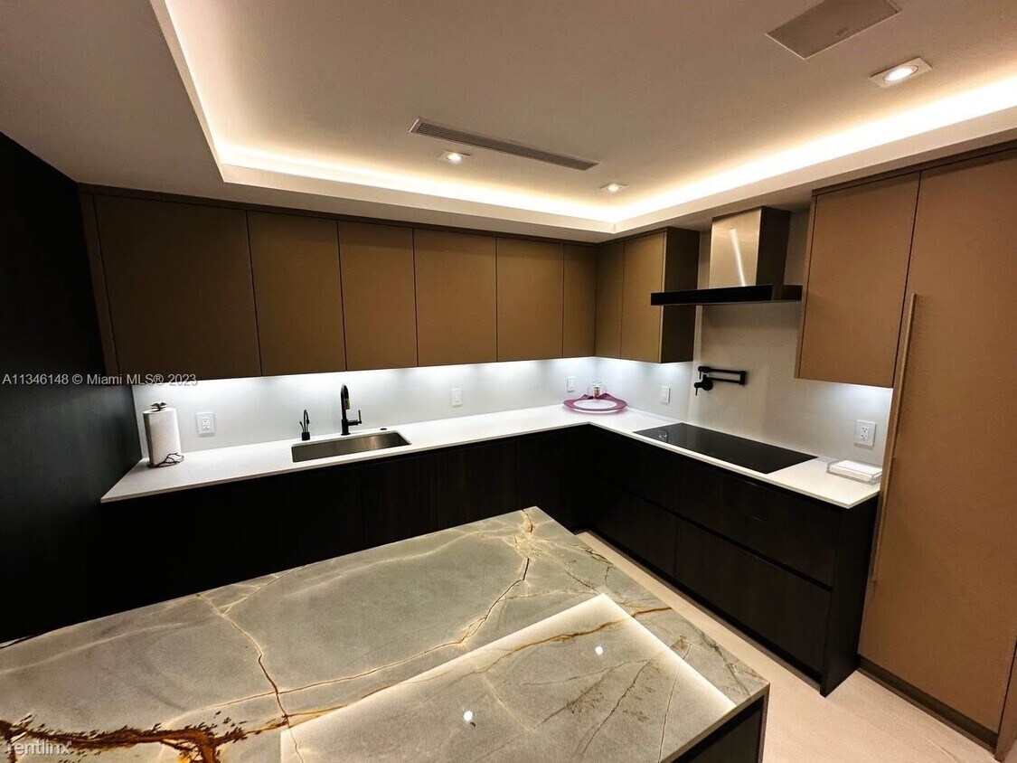 Foto principal - 3 br, 3.5 bath Condo - 19333 Collins Ave P...
