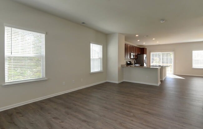 Building Photo - Beautiful 3 Bedroom 2.5 Bathroom End-Unit ...