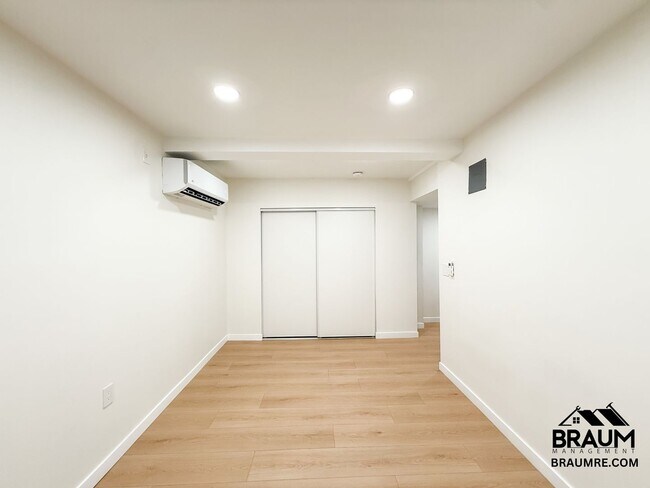 Foto del edificio - 15634 Leadwell St