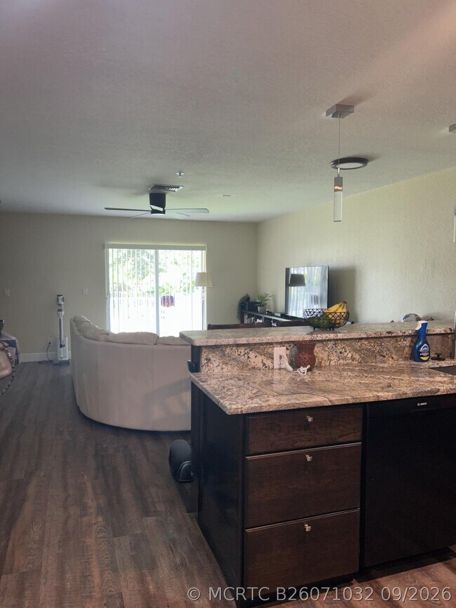 Foto del edificio - 465 SE Bloxham Way
