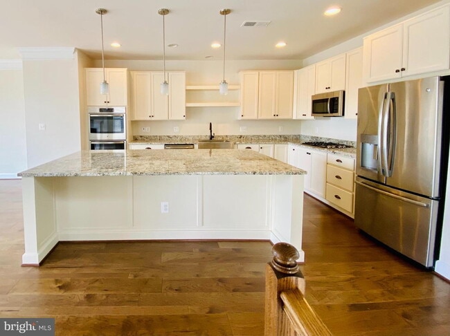Building Photo - Stylish Townhome Living in Desirable Ashburn Community