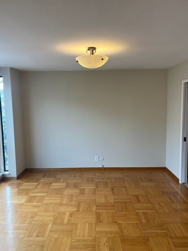 Building Photo - 2565 Greenwich St