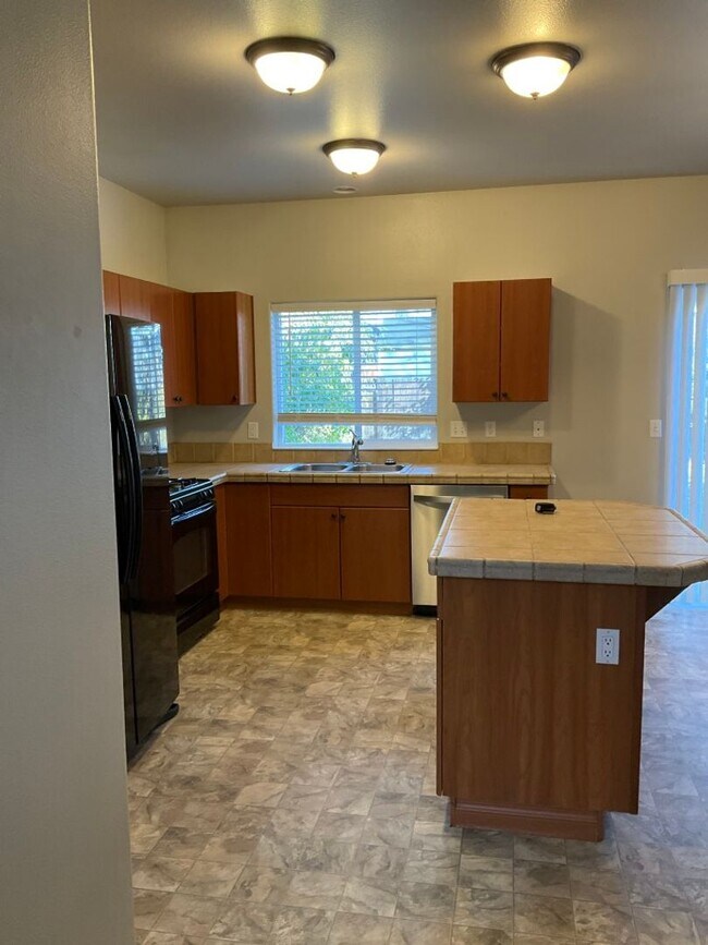Foto del edificio - Spacious 4 Bedroom home in NE Bend w/newer carpet and paint!