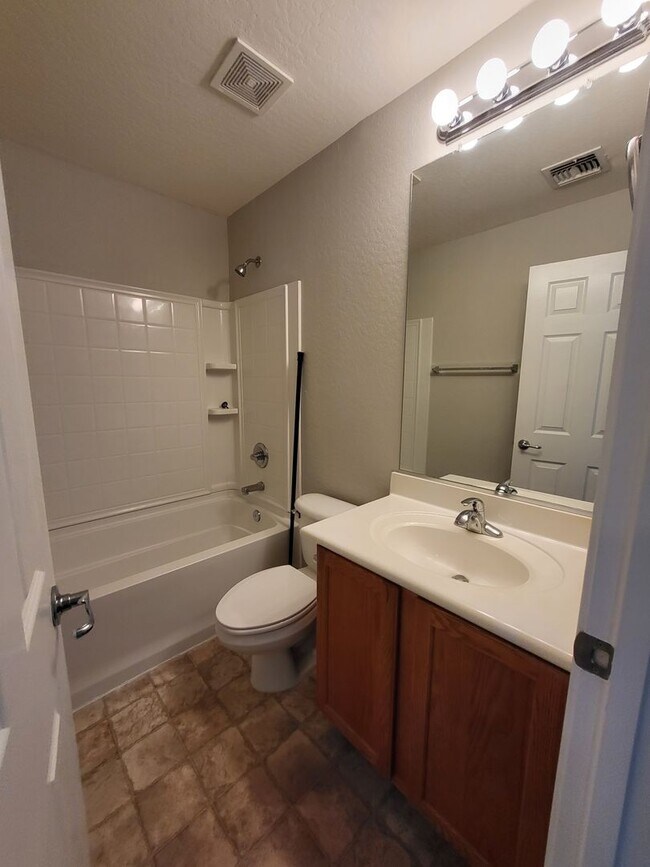 Foto del edificio - CHARMING HOUSE, READY TO RENT!