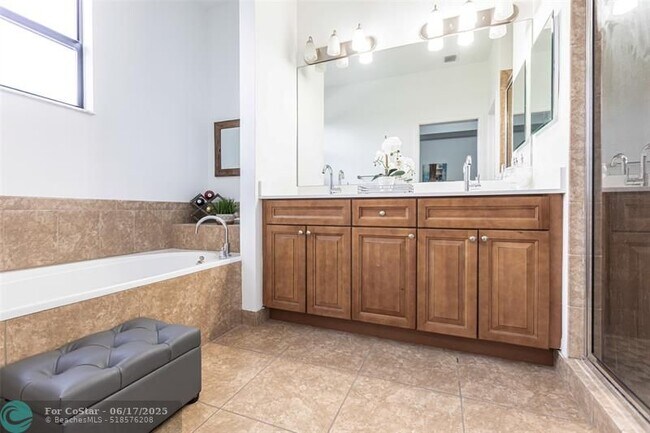 Foto del edificio - 4851 NW 57th Ct