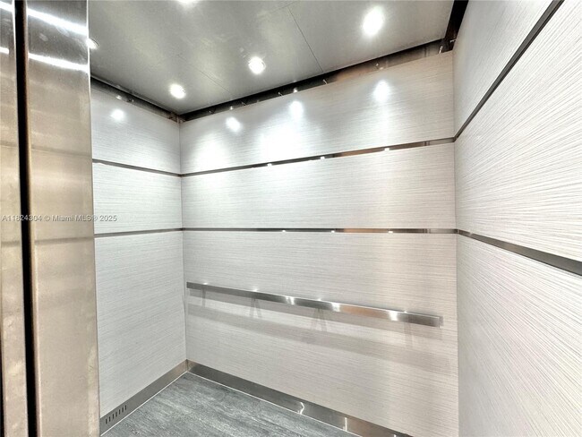 Foto del edificio - 8305 Sunrise Lakes Blvd