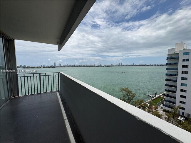 Foto del edificio - 7545 E Treasure Dr