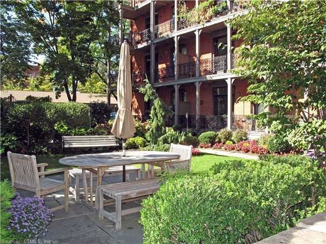 beautiful courtyard for relaxing and BBQs - 1 Linden Pl