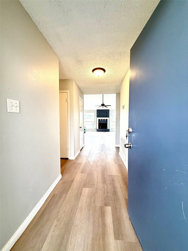 Building Photo - 12071 Plumbrook Dr