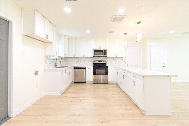 Building Photo - 13619 Elm Ct