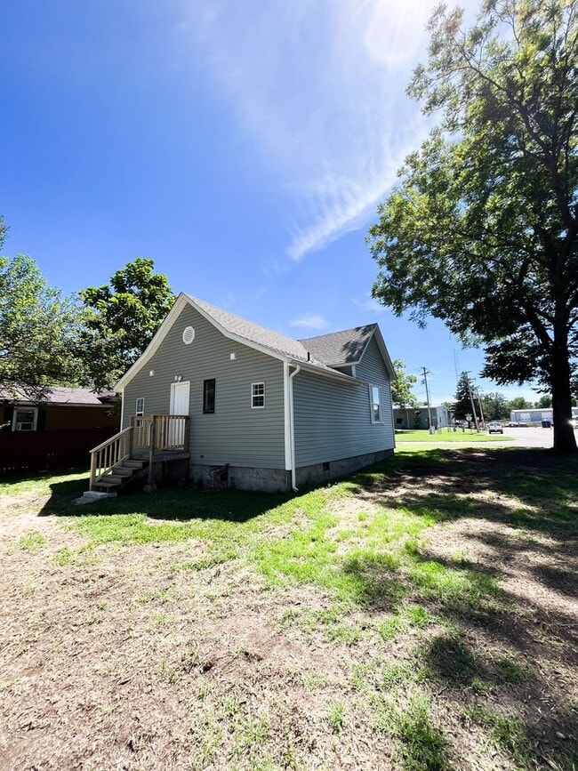 Building Photo - 1025 W 13th St