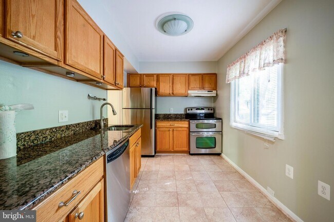 Building Photo - 2455 Pyrenees Ct