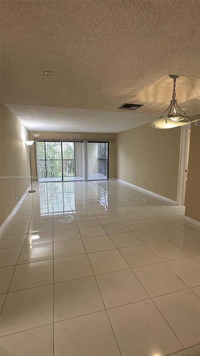 Foto del edificio - 491 Racquet Club Rd